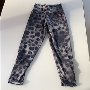 Balance Fit Wear leopard leggings w/ankle detail
